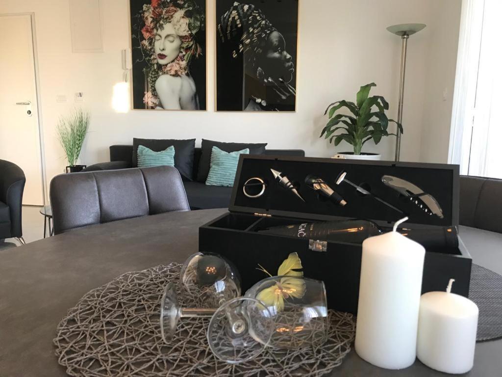Hedonist-Luxury 2 Bedroom Apartment With Private Hot Tub, Garden And Free Parking Trogir Exteriör bild