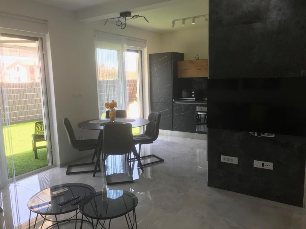 Hedonist-Luxury 2 Bedroom Apartment With Private Hot Tub, Garden And Free Parking Trogir Exteriör bild