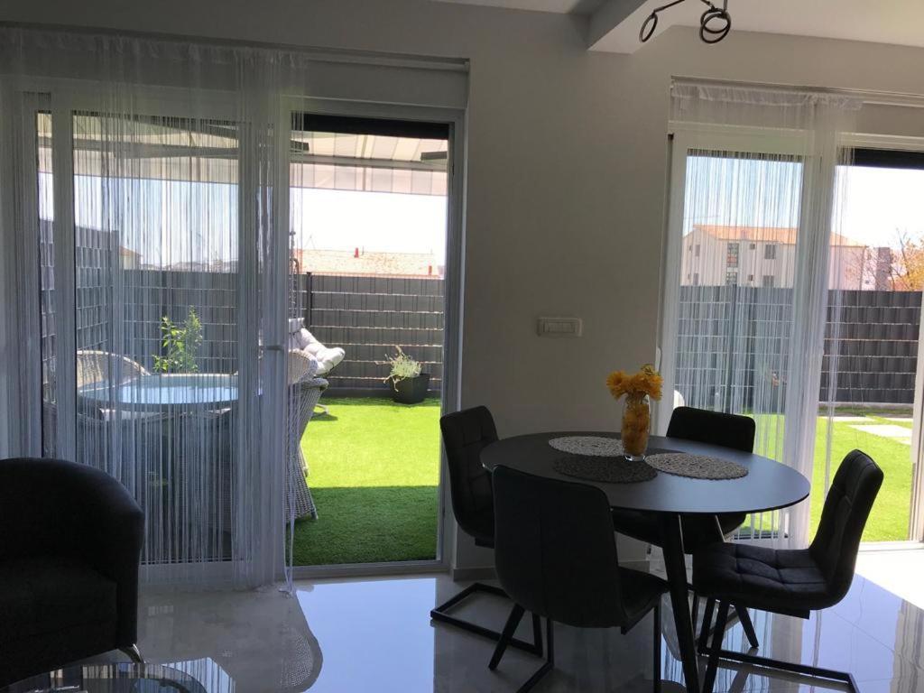Hedonist-Luxury 2 Bedroom Apartment With Private Hot Tub, Garden And Free Parking Trogir Exteriör bild