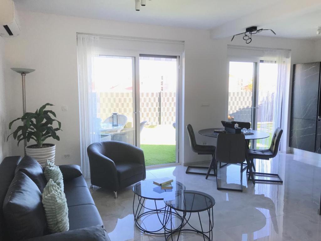 Hedonist-Luxury 2 Bedroom Apartment With Private Hot Tub, Garden And Free Parking Trogir Exteriör bild