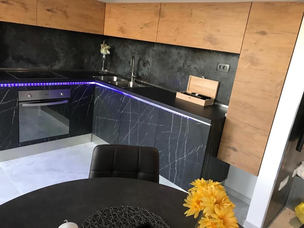 Hedonist-Luxury 2 Bedroom Apartment With Private Hot Tub, Garden And Free Parking Trogir Exteriör bild