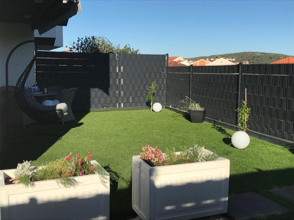 Hedonist-Luxury 2 Bedroom Apartment With Private Hot Tub, Garden And Free Parking Trogir Exteriör bild