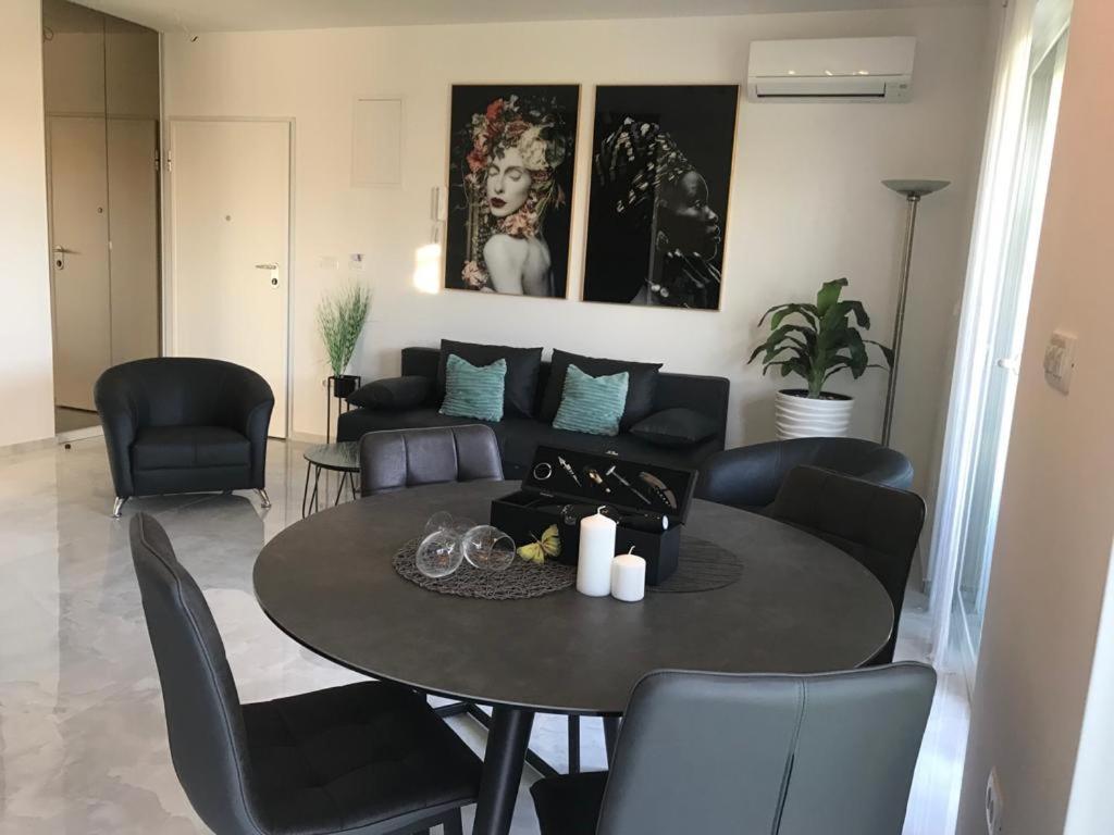Hedonist-Luxury 2 Bedroom Apartment With Private Hot Tub, Garden And Free Parking Trogir Exteriör bild
