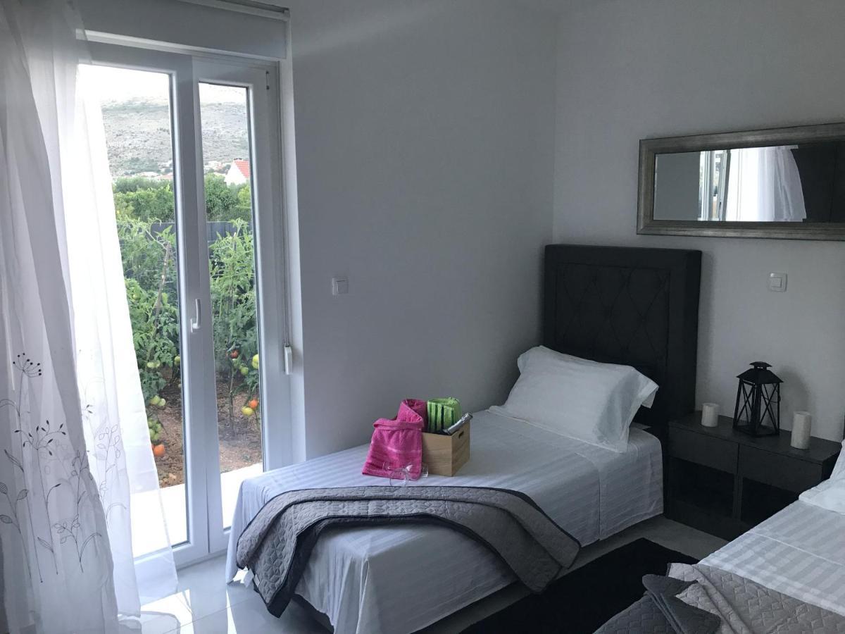 Hedonist-Luxury 2 Bedroom Apartment With Private Hot Tub, Garden And Free Parking Trogir Exteriör bild