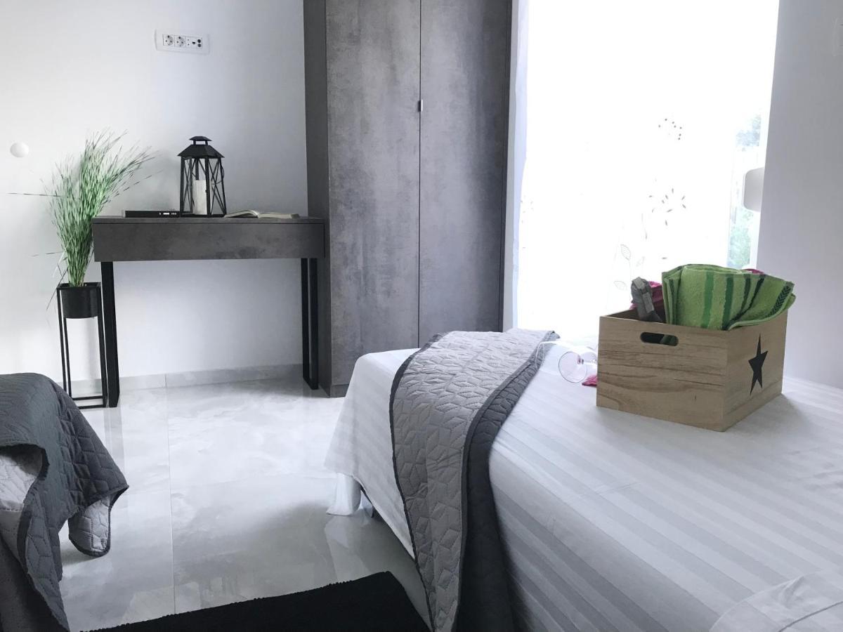 Hedonist-Luxury 2 Bedroom Apartment With Private Hot Tub, Garden And Free Parking Trogir Exteriör bild
