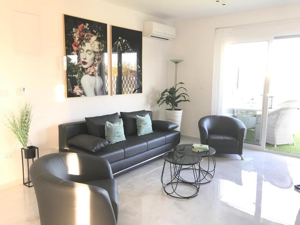 Hedonist-Luxury 2 Bedroom Apartment With Private Hot Tub, Garden And Free Parking Trogir Exteriör bild