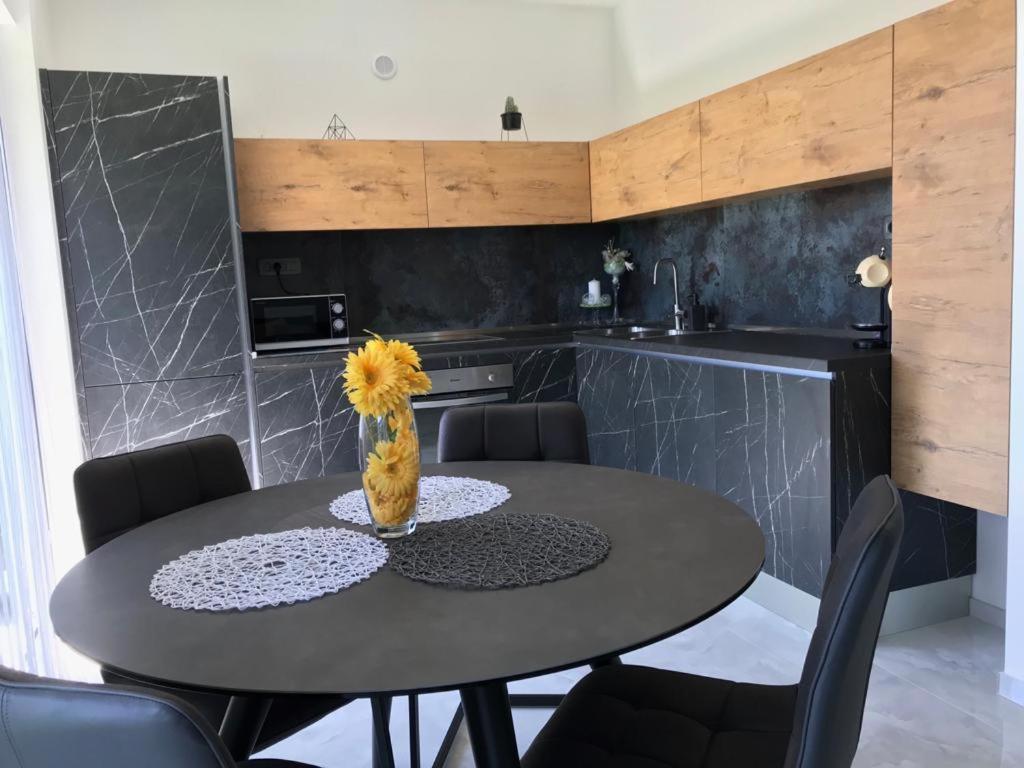 Hedonist-Luxury 2 Bedroom Apartment With Private Hot Tub, Garden And Free Parking Trogir Exteriör bild
