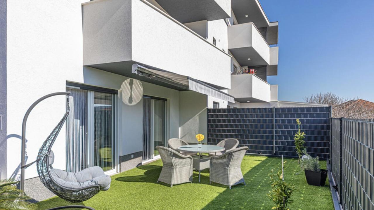 Hedonist-Luxury 2 Bedroom Apartment With Private Hot Tub, Garden And Free Parking Trogir Exteriör bild