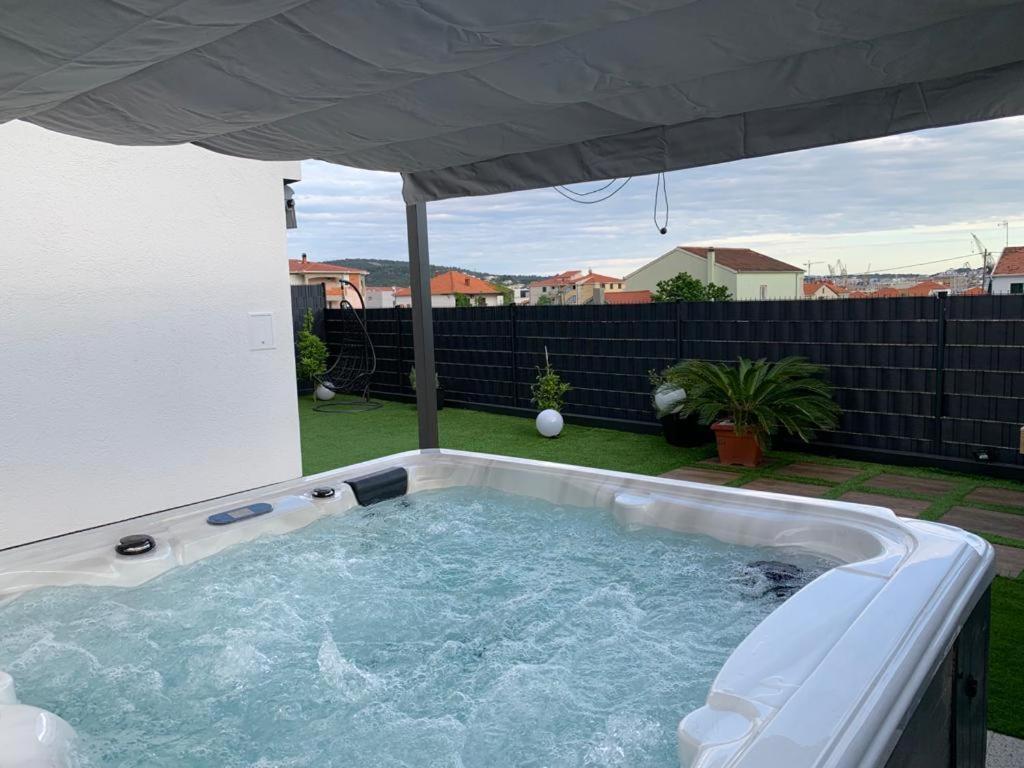Hedonist-Luxury 2 Bedroom Apartment With Private Hot Tub, Garden And Free Parking Trogir Exteriör bild