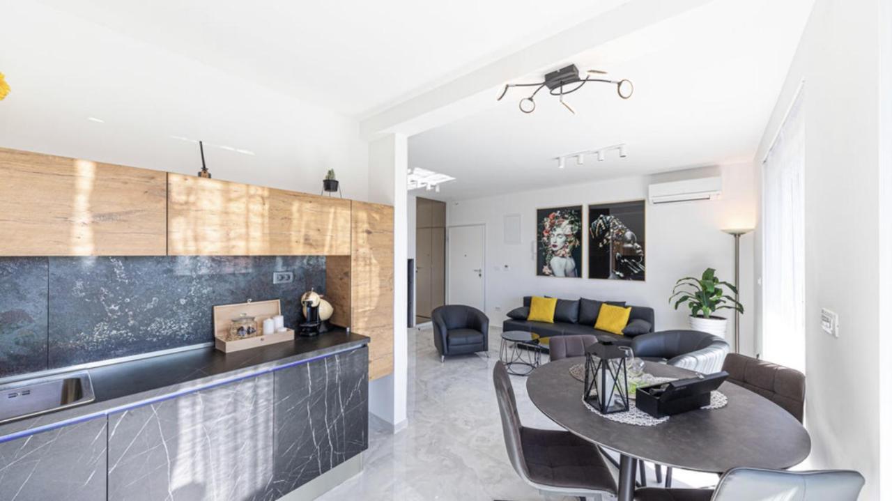 Hedonist-Luxury 2 Bedroom Apartment With Private Hot Tub, Garden And Free Parking Trogir Exteriör bild
