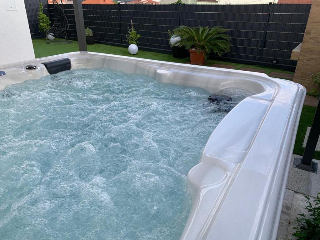 Hedonist-Luxury 2 Bedroom Apartment With Private Hot Tub, Garden And Free Parking Trogir Exteriör bild