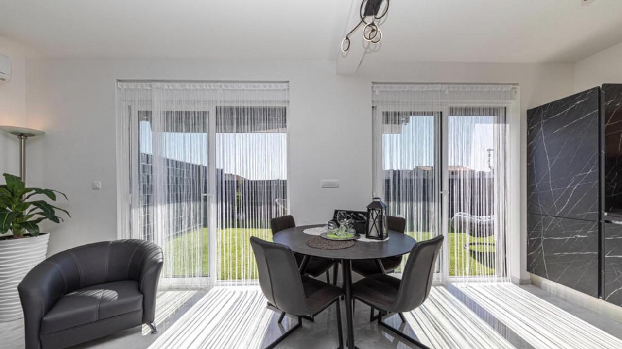 Hedonist-Luxury 2 Bedroom Apartment With Private Hot Tub, Garden And Free Parking Trogir Exteriör bild