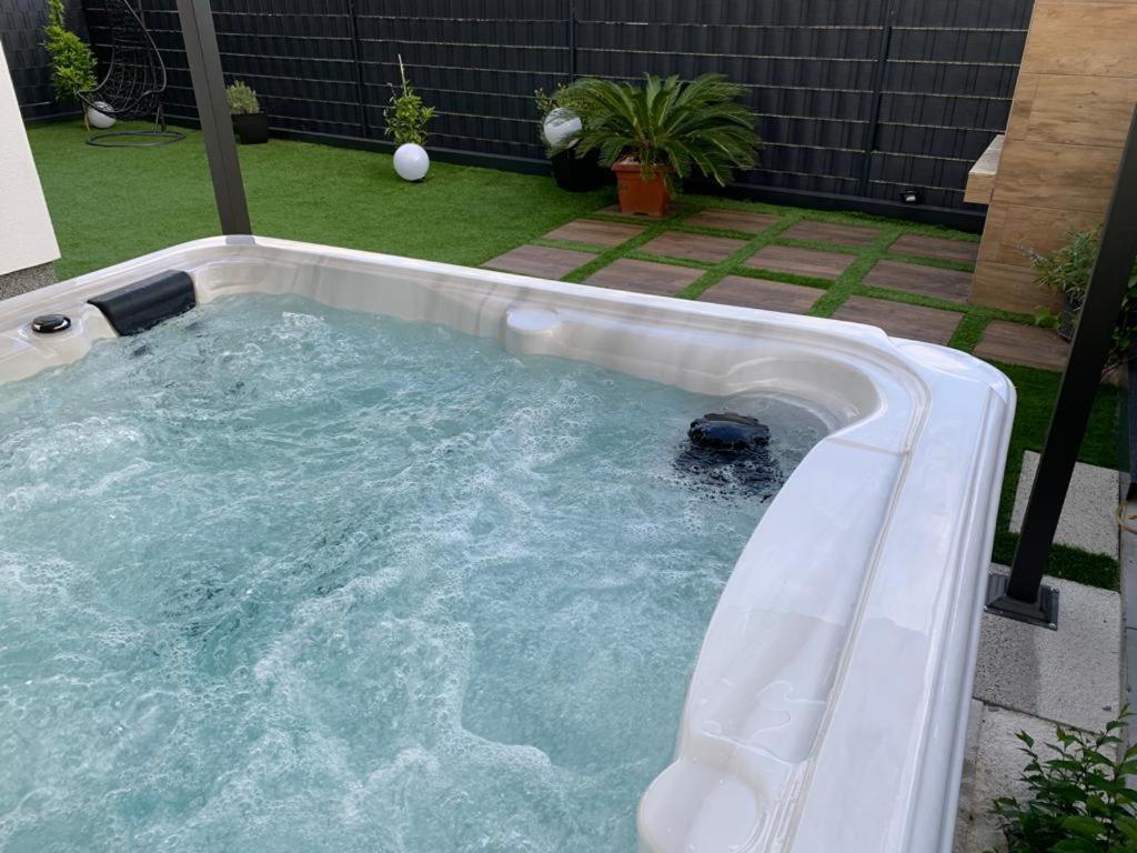 Hedonist-Luxury 2 Bedroom Apartment With Private Hot Tub, Garden And Free Parking Trogir Exteriör bild