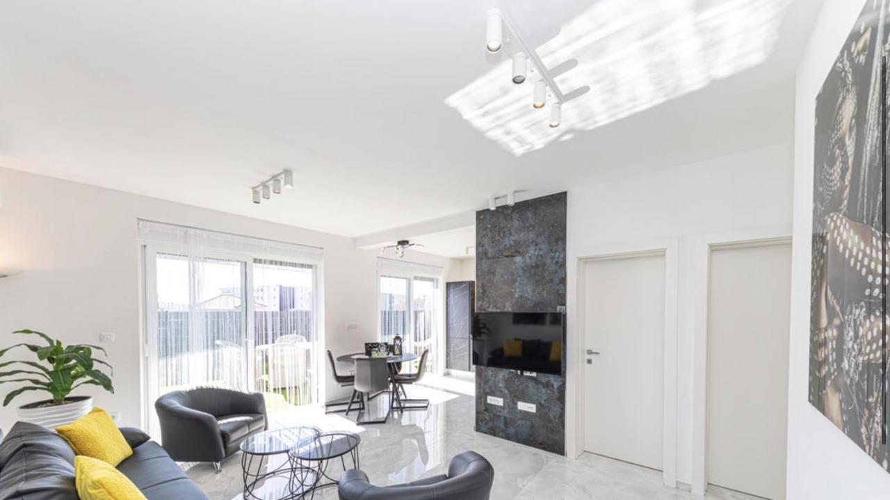 Hedonist-Luxury 2 Bedroom Apartment With Private Hot Tub, Garden And Free Parking Trogir Exteriör bild