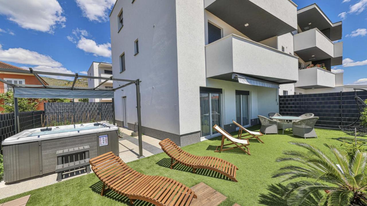 Hedonist-Luxury 2 Bedroom Apartment With Private Hot Tub, Garden And Free Parking Trogir Exteriör bild