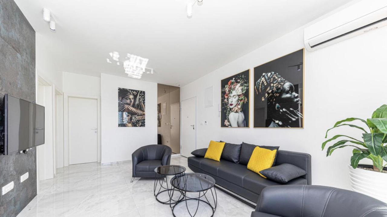 Hedonist-Luxury 2 Bedroom Apartment With Private Hot Tub, Garden And Free Parking Trogir Exteriör bild
