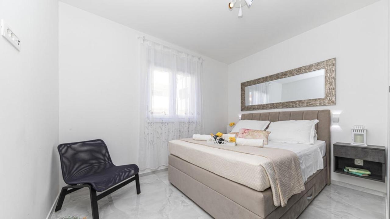 Hedonist-Luxury 2 Bedroom Apartment With Private Hot Tub, Garden And Free Parking Trogir Exteriör bild