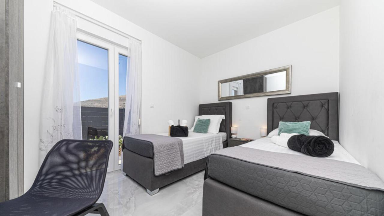 Hedonist-Luxury 2 Bedroom Apartment With Private Hot Tub, Garden And Free Parking Trogir Exteriör bild