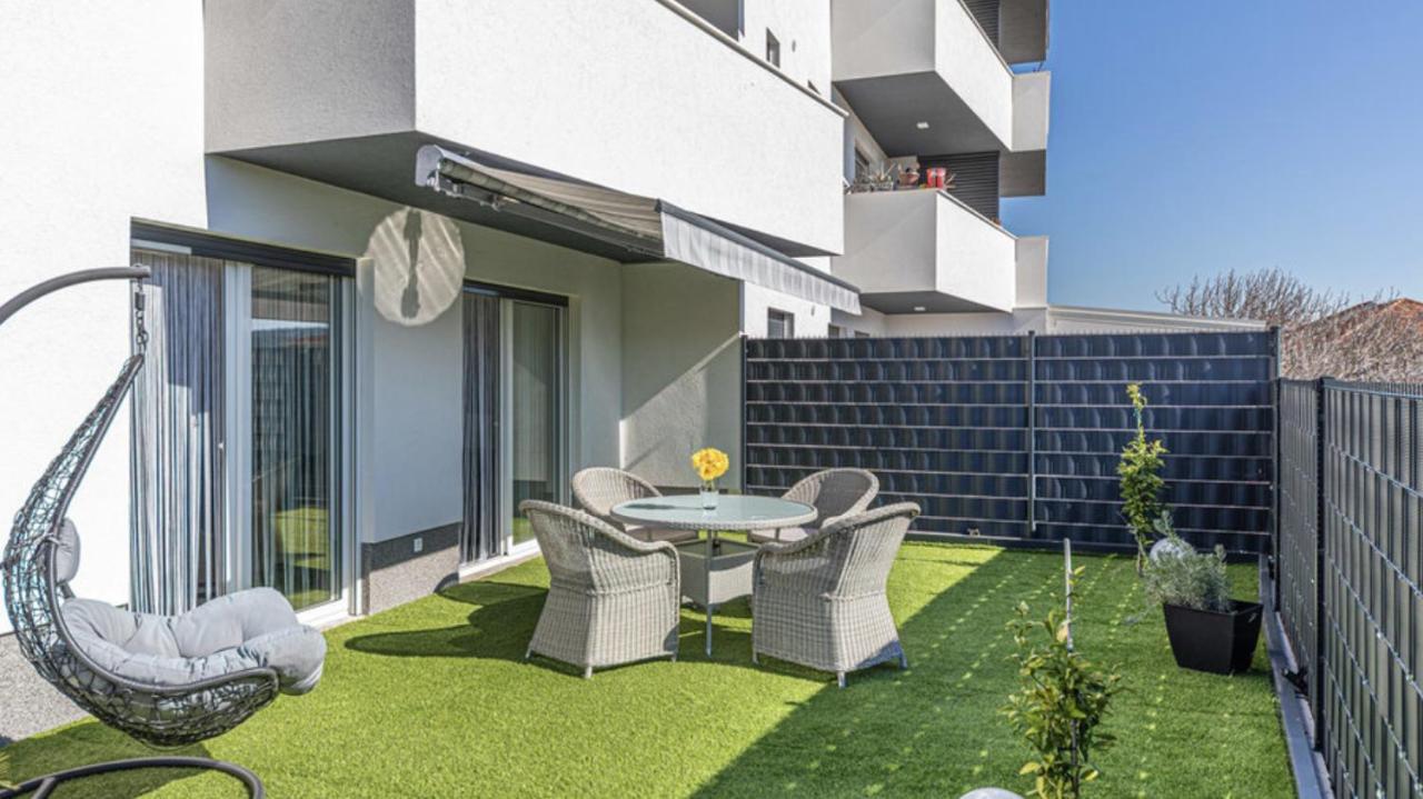 Hedonist-Luxury 2 Bedroom Apartment With Private Hot Tub, Garden And Free Parking Trogir Exteriör bild